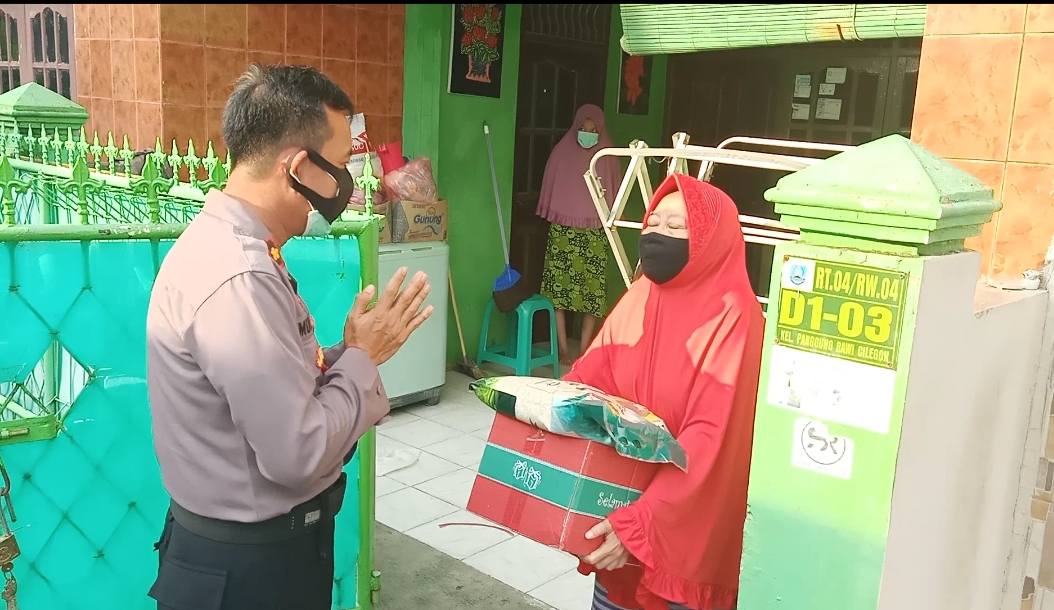 Personel Polres Cilegon Serahkan Bantuan Sembako Kepada Pasien Covid-19 yang Sudah Sembuh