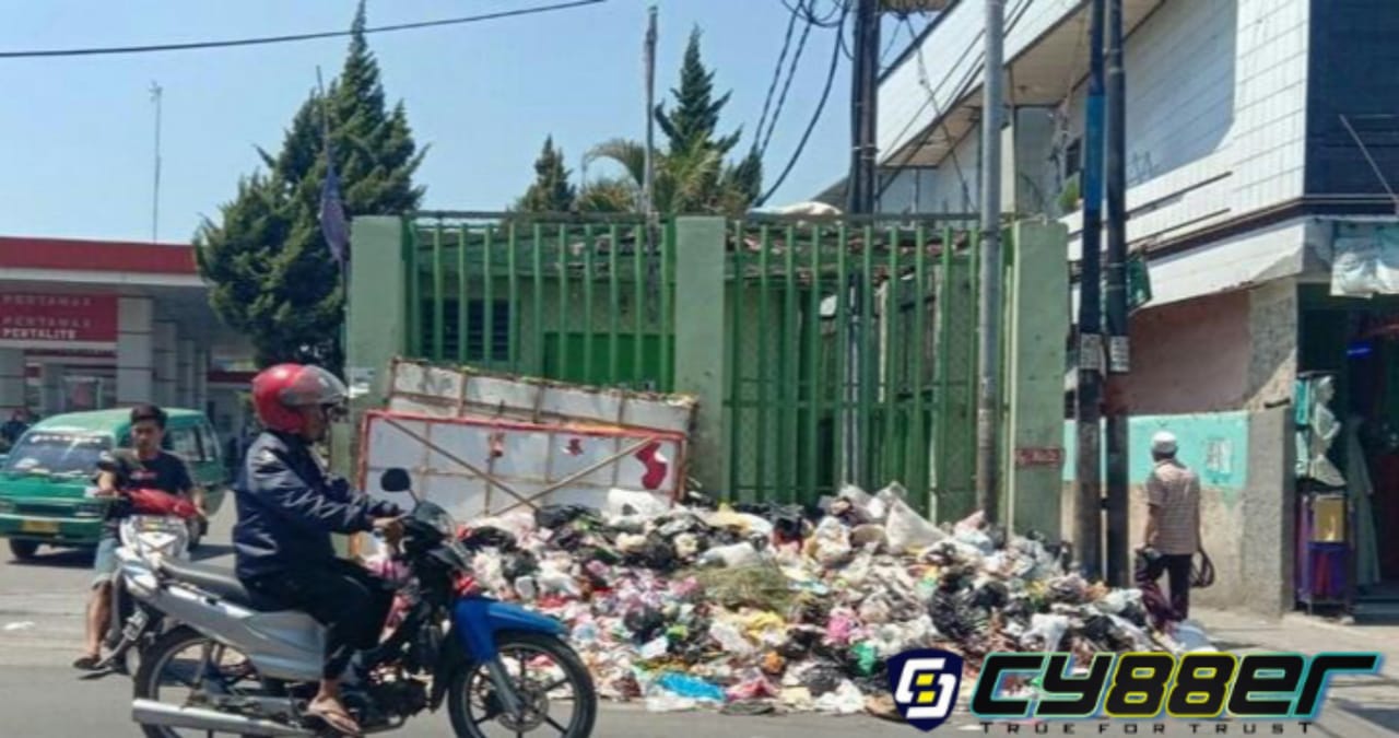  Penumpukan Sampah di Jalan Protokol Desa Sayati Menuai Protes dari Balad Badega