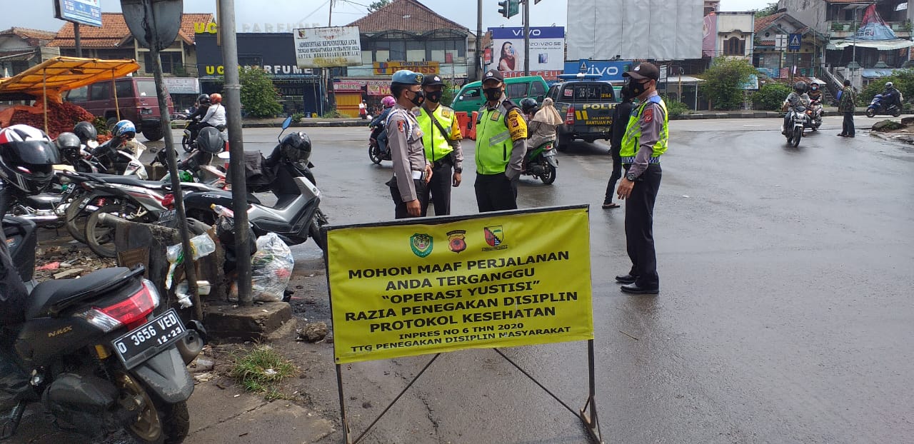Kegiatan Oprasi Yustisi  Protokol Kesehatan di Sekitar Pertigaan Dangdeur Rancaekek Bandung