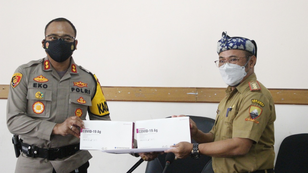 Kapolres Sumedang Berikan Bantuan Alat Rapid Test Antigen Pada RSUD Sumedang