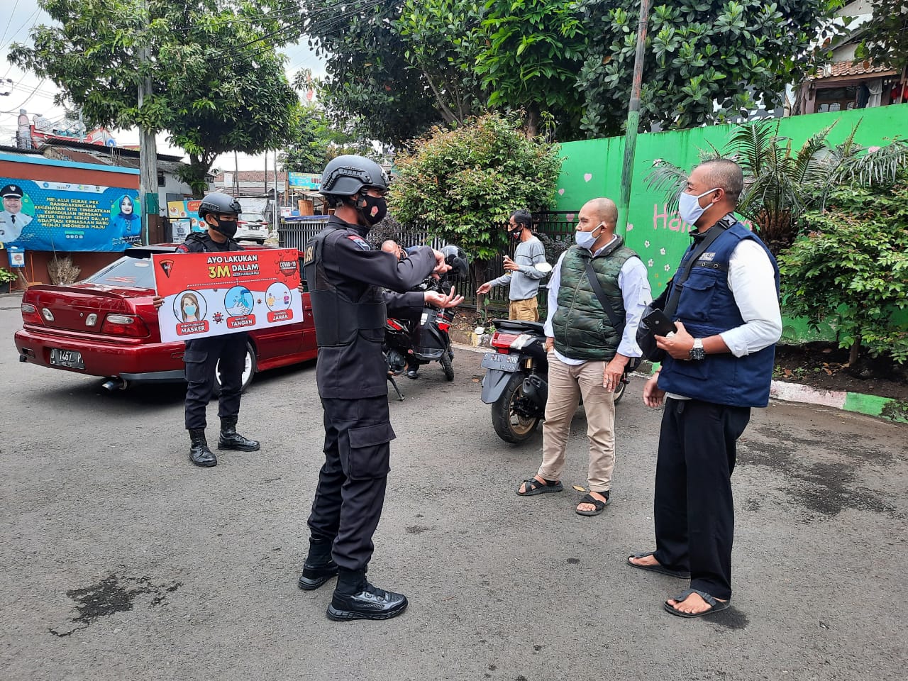 Sat Brimob Polda Jabar Lakukan Patroli Himbauan 3M Kepada Masyarakat di Kantor Desa Lembang