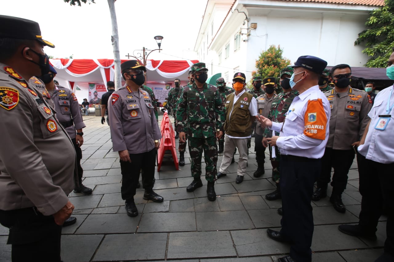 Gelar Vaksinasi Massal di Kota Tua, TNI-Polri Targetkan 2.000 Orang per Hari
