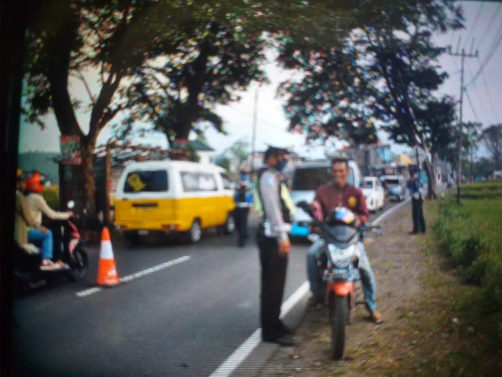 Hari Ketiga PSBB , di Pos Garut City  Bagi Masyarakat Tidak Patuhi Aturan Suruh Putar Balik