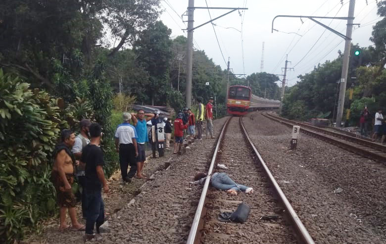 Kurang Hati-Hati Saat Melintas, Warga Tertabrak Kereta Api Commuter Line