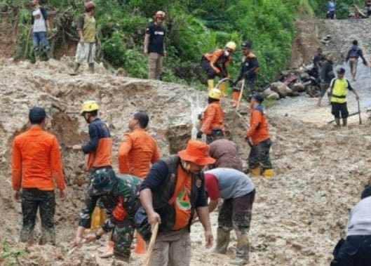 Longsor Memutus Jalan Alternatif Tasikmalaya-Pangandaran