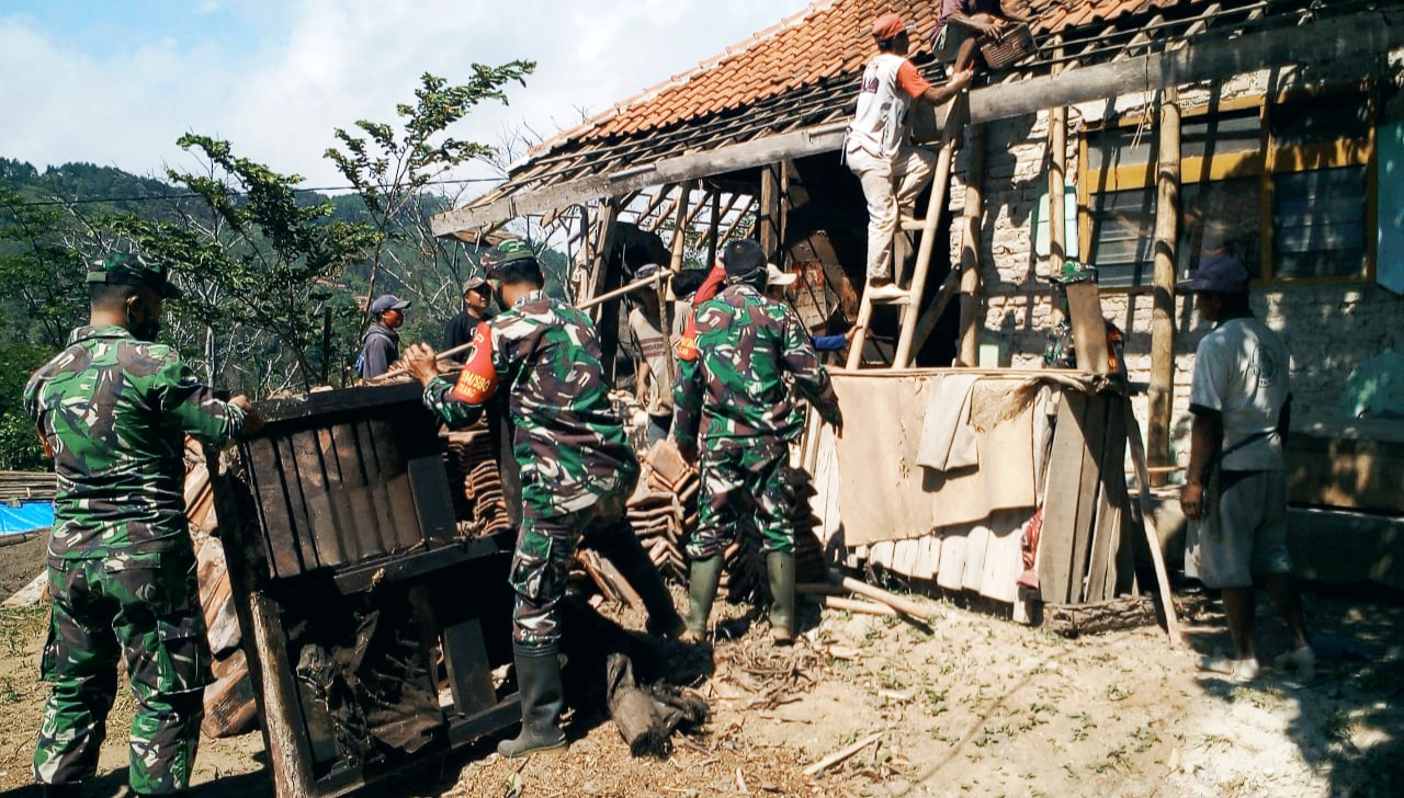 TNI dan Pemdes Perbaiki Rumah Warga Akibat Hujan dan Angin Kencang di Desa Situ Gede Kuningan