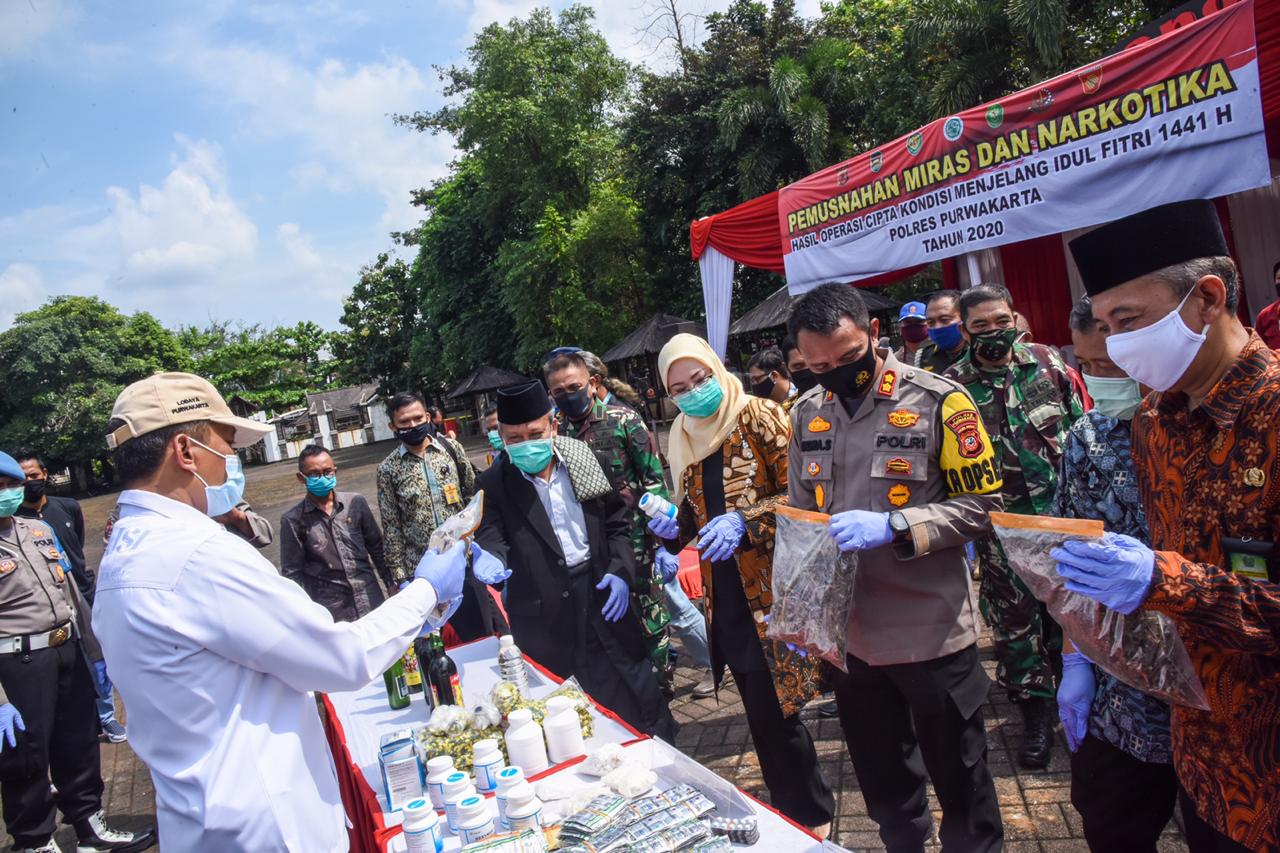 Miras dan Narkotika Musnah di Pasanggrahan Padjadjaran Purwakarta