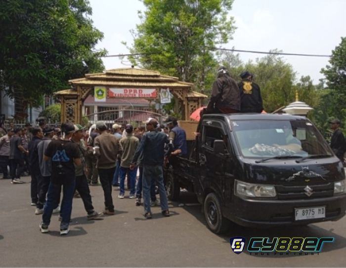 Puluhan Aktivis di Bogor Gelar Aksi Dmai di depan Gedung DPRD