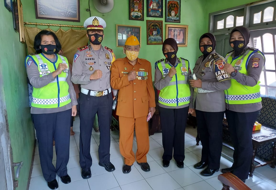 Peduli Veteran, Polres Cirebon Kota Bagikan Tali Asih dan Masker Merah Putih