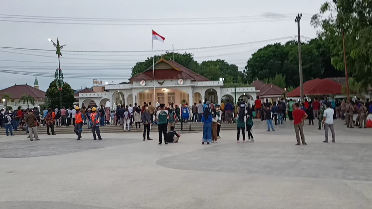 Masyarakat Bintan - Tanjungpinang Tumpah Ruah Saksikan Kedatangan Jokowi