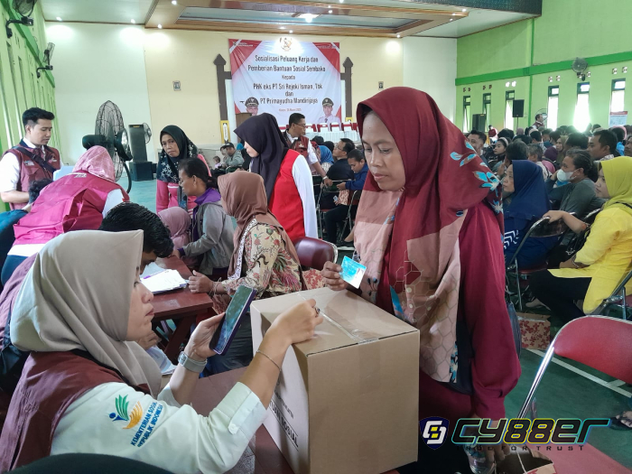 Hamenang dan Benny Bagikan Sembako 