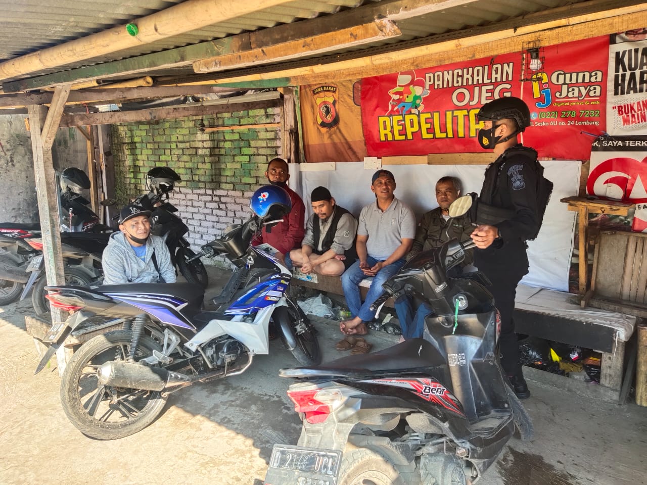 Sat Brimob Polda Jabar Himbau Prokes ke Pangkalan Ojek Lembang 