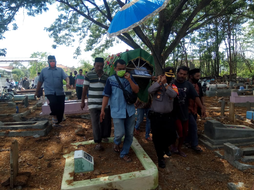 Bentuk Simpati, Kapolsek Karangampel Hadiri Pemakaman Warganya