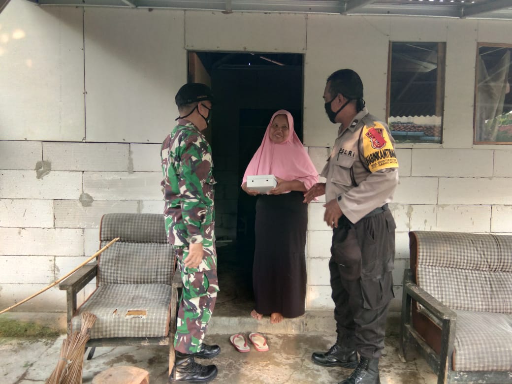 Jelang Buka Puasa, Jajaran Polsek Gabuswetan Bagikan 50 Nasi Kotak Pada Masyarakat Gabus