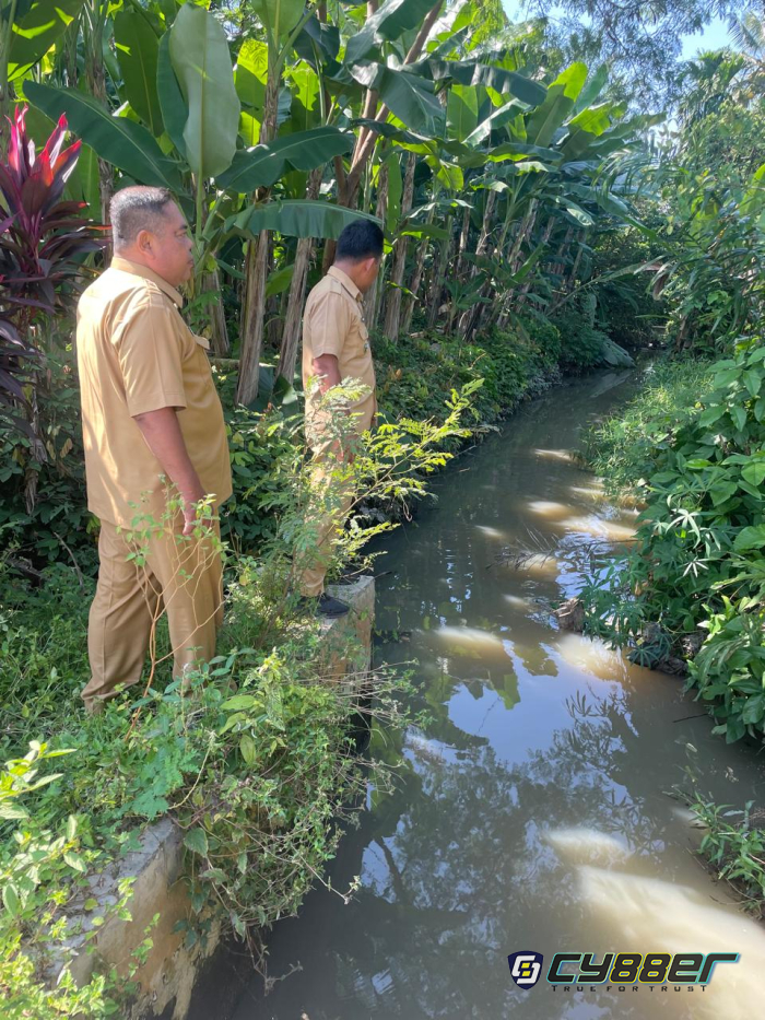 Saluran Parit di Sekitar CV Koranda Food Ditinjau Langsung Kasi Trantib Kecamatan Hamparan Perak, Ini Penjelasannya!