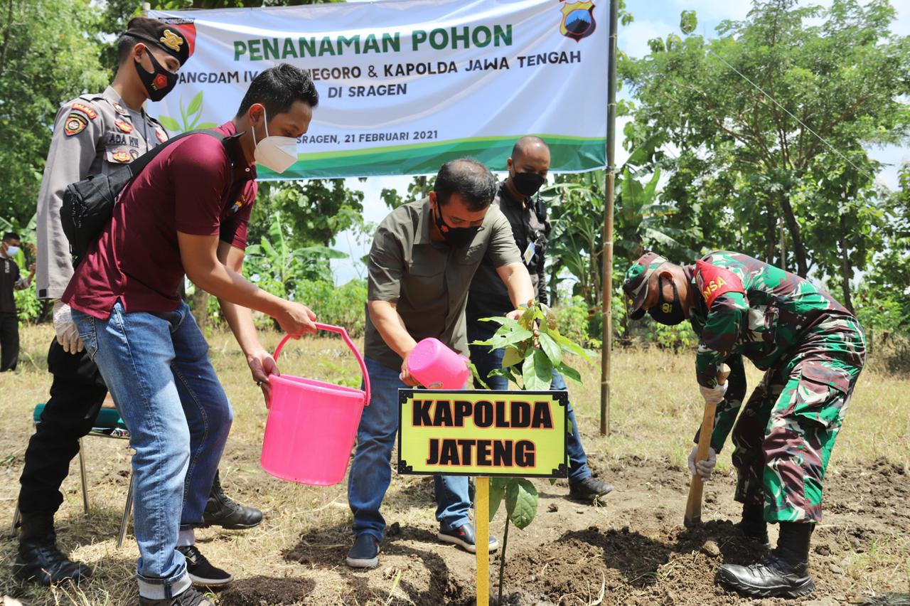 Dukung Ketahanan Pangan, Kapolda Jateng bersama Pangdam IV Diponegoro Tanam Pohon Buah