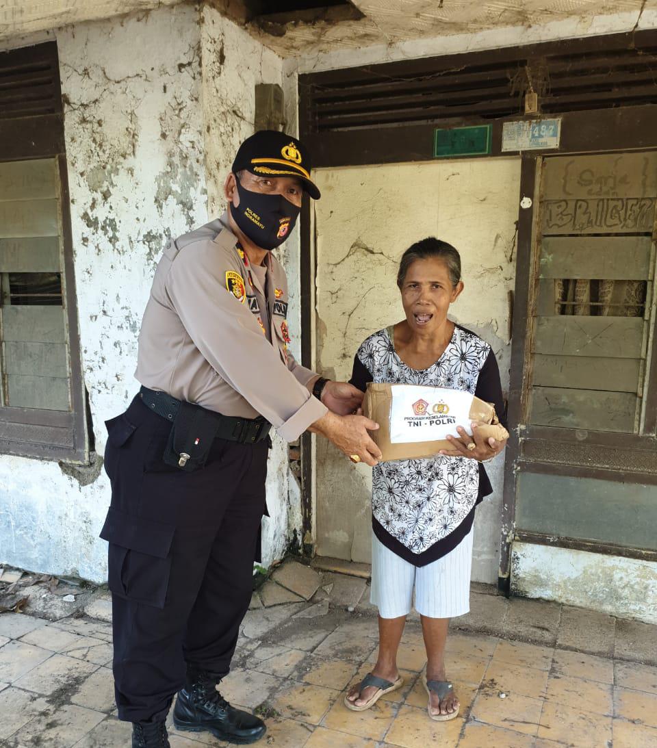 Kompol I Wayan, Pimpin Pembagian 50 Paket Sembako Pada Warga Kurang Mampu