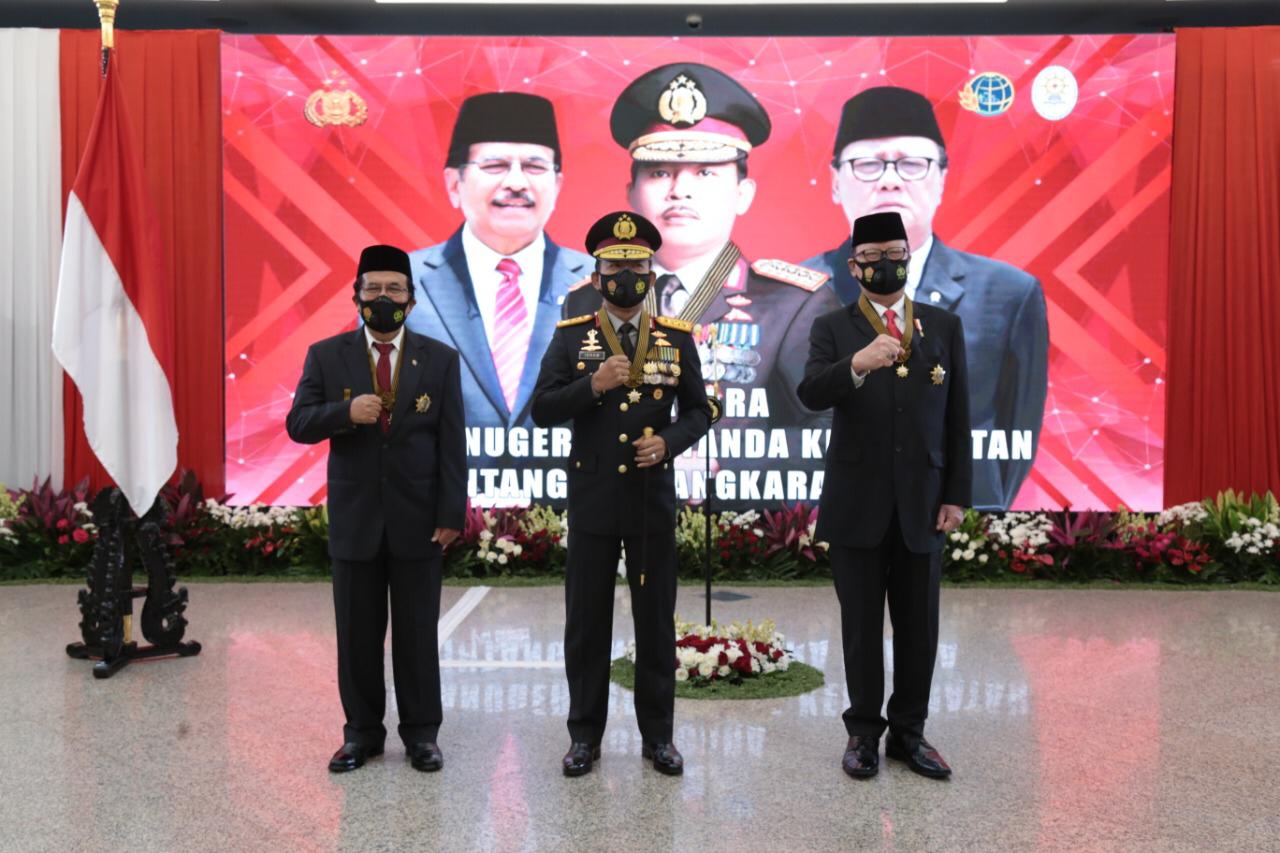 Kapolri Berikan Bintang Bhayangkara Utama kepada Menpan RB dan Menteri ATR/BPN