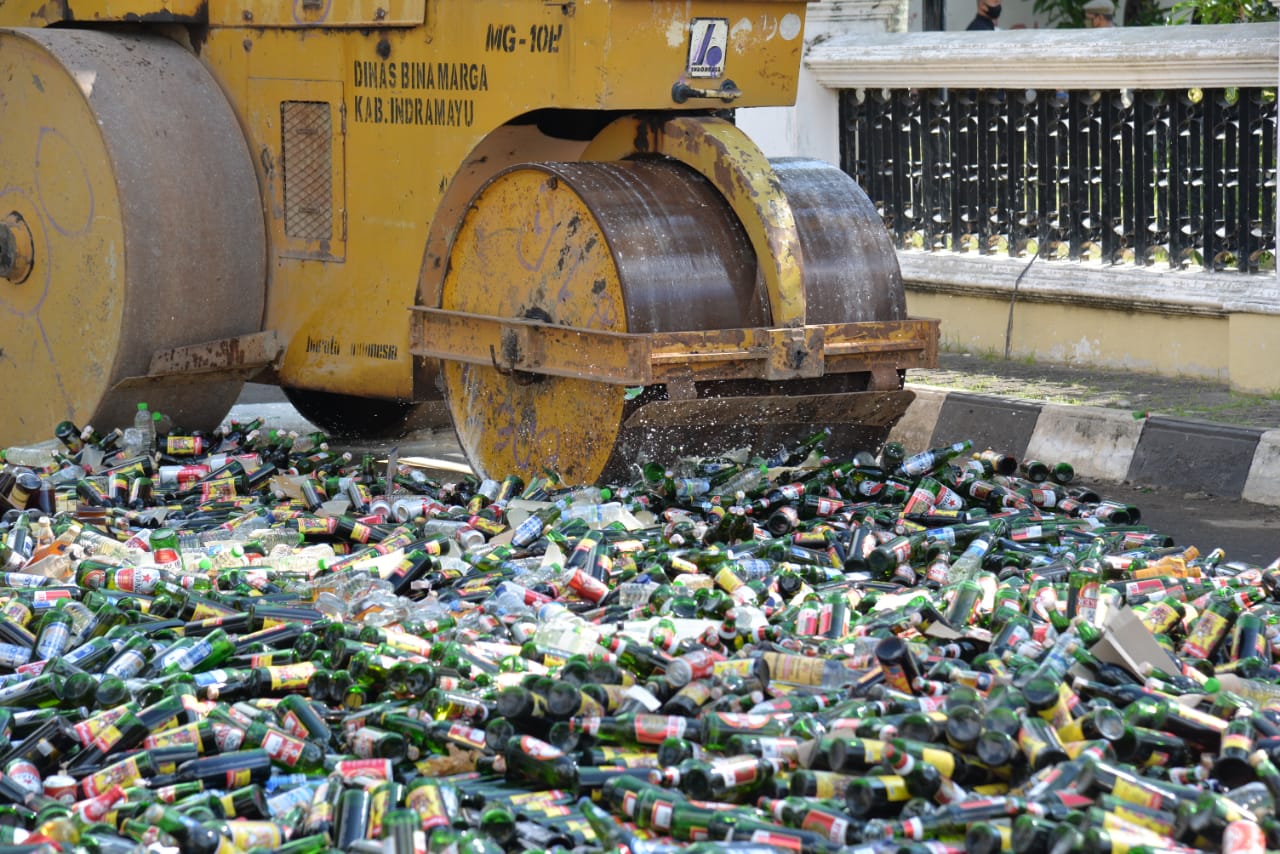Jelang Ramadan, Polres Indramayu Musnahkan Ribuan Botol Miras 
