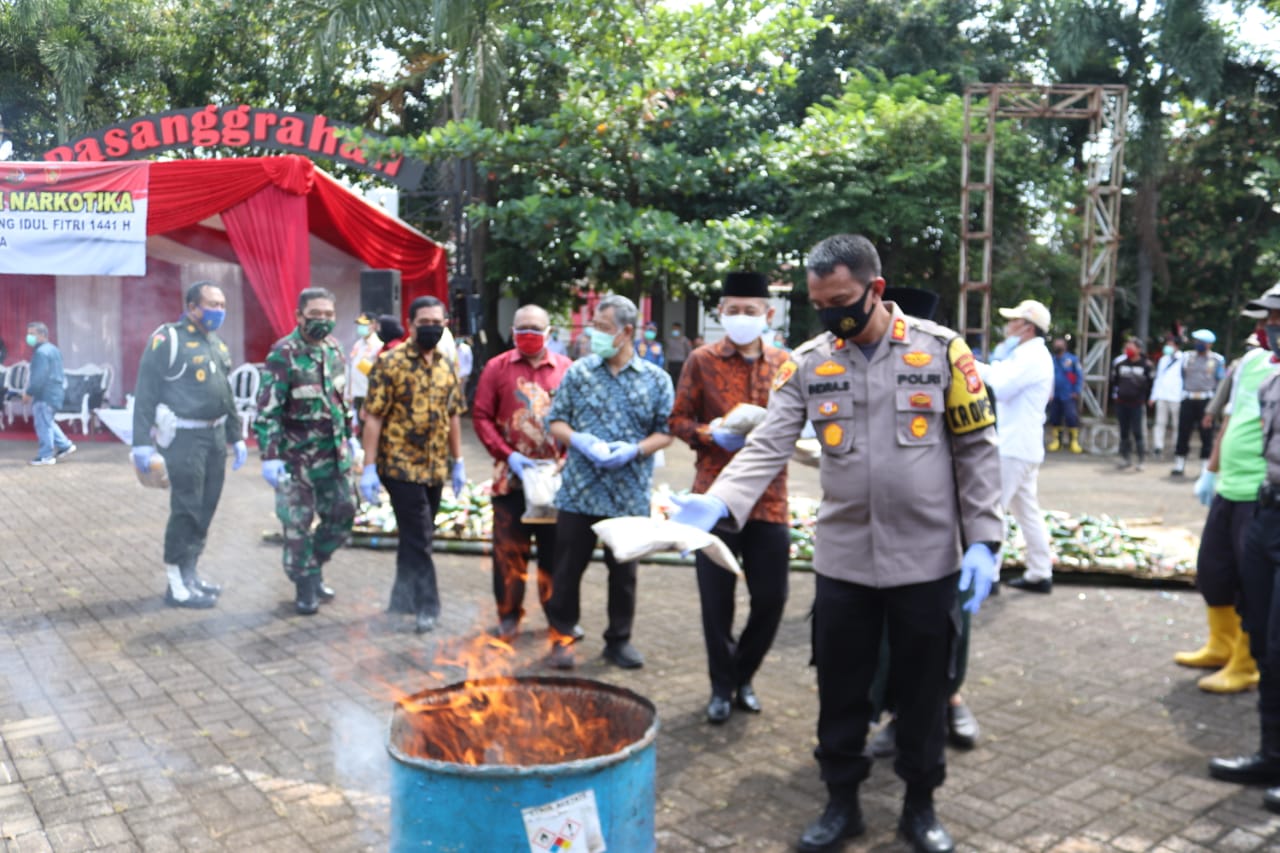 Polres Purwakarta Musnahkan Ribuan Miras Dan Narkotika Jelang Idul Fitri 