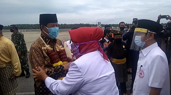 Usai dilantik Jadi Gubernur Kepri, Isdianto Disambut Elemen Masyarakat dan Tarian Adat Melayu di Bandara