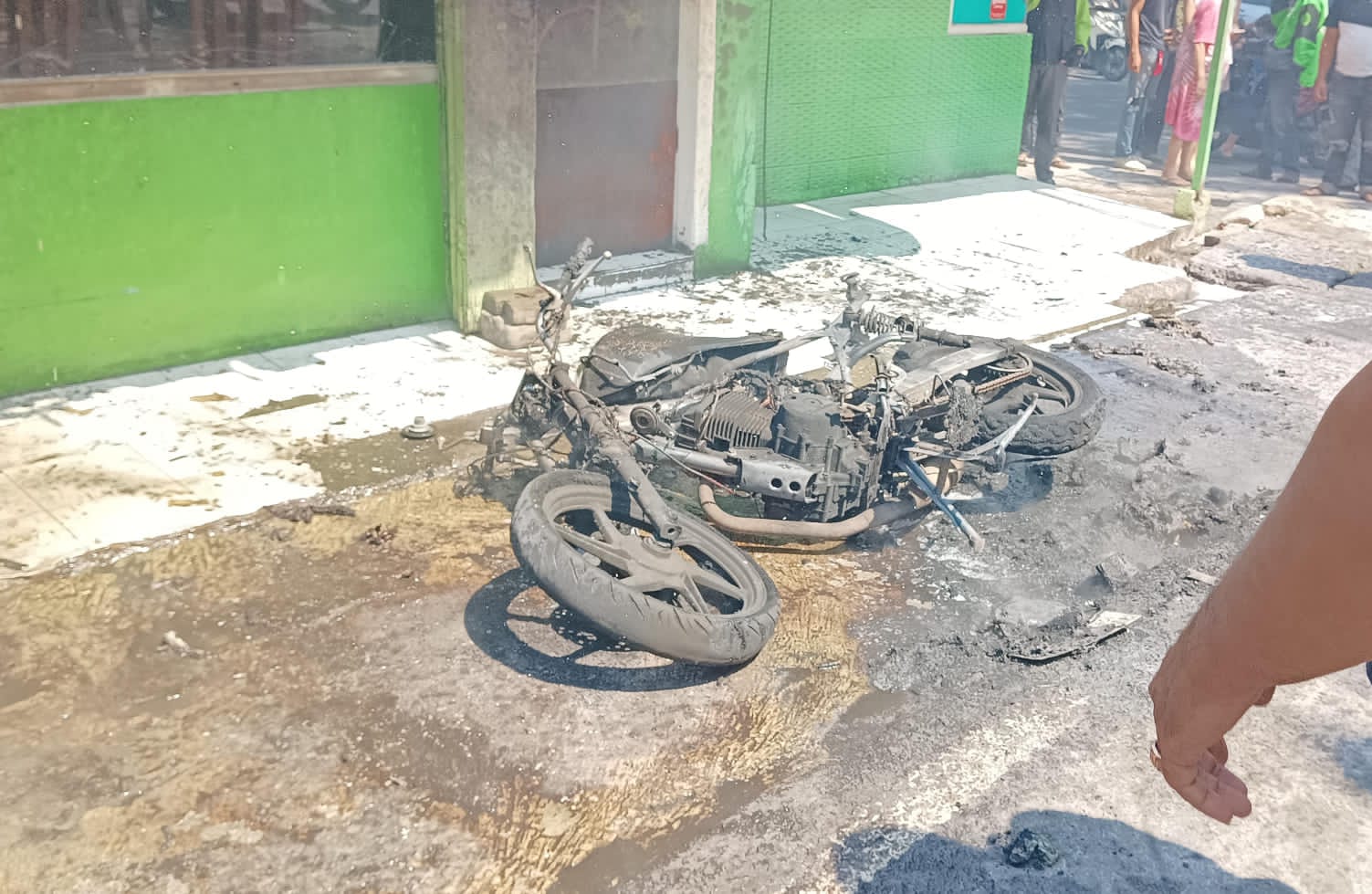 Diduga Akibat Masalah Kelistrikan,1 unit Sepeda Motor Hangus Terbakar Kerugian ditaksir Jutaan Rupiah