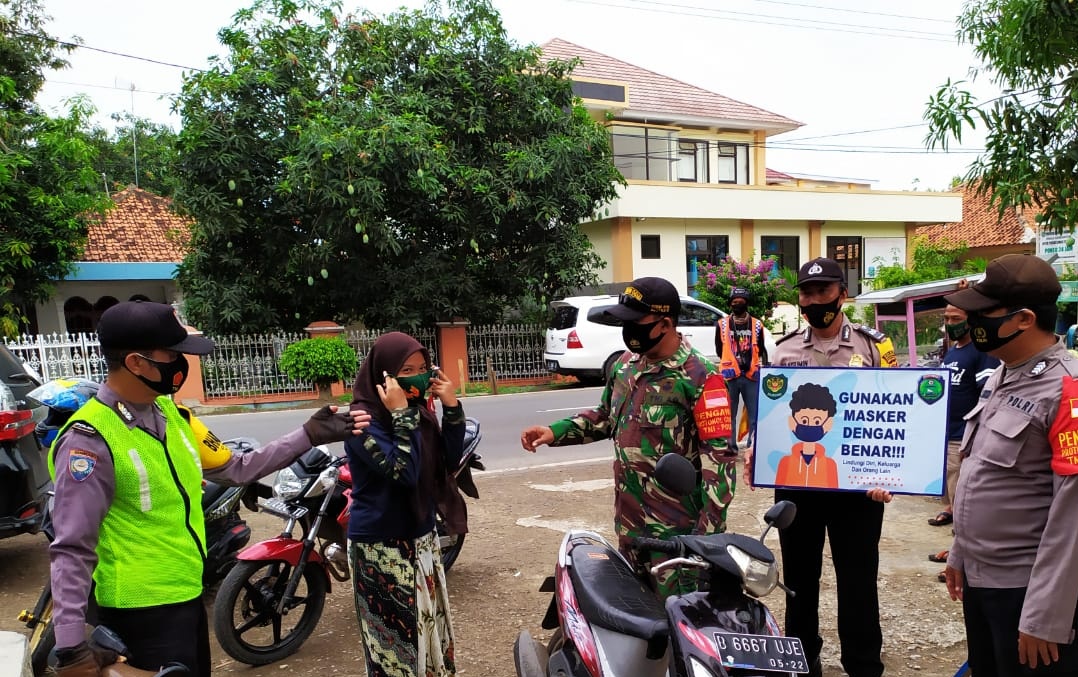 Polsek Sindang Polres Indramayu Polda Jabar Ingatkan Masyarakat Akan Pentingnya Prokes 3M Antisipasi Penyebaran Covid-19