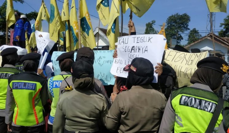Puluhan masa PMII Blitar Raya, Unjuk Rasa menilai penanganan pencemaran limbah greenfield lambat.