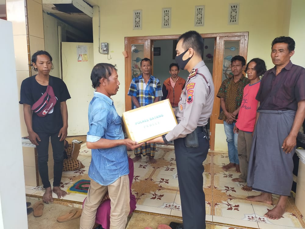 Empati Korban Kecelakaan, Polres Batang Peduli Berikan Bantuan Sosial