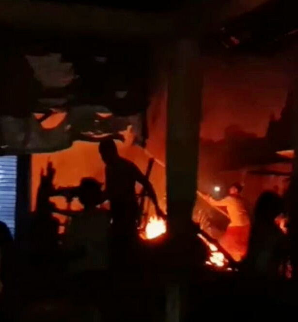 Akibat Korsleting Listrik, Sejumlah Kios di Pasar Tradisional Omben Rata oleh Sijago Merah
