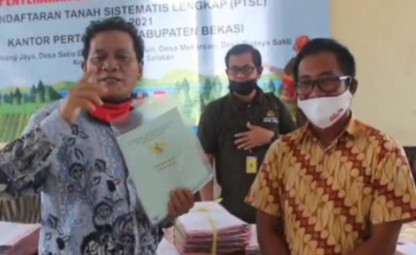 BPN Serahkan SHM Program PTSL Kepada Masyarakat Melalui Jonly Nahumpun Selaku Perwakilan