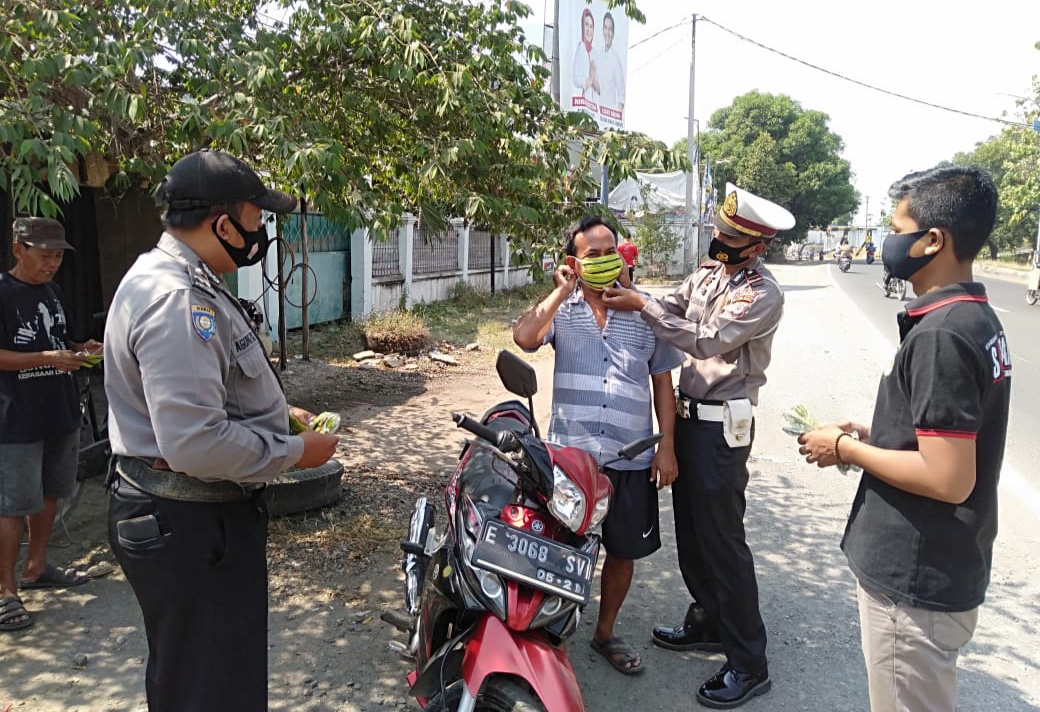 Ajak Keluarga Untuk Prilaku Sehat, Kata Kapolsek Widasari Saat Pembagian 1000 Masker