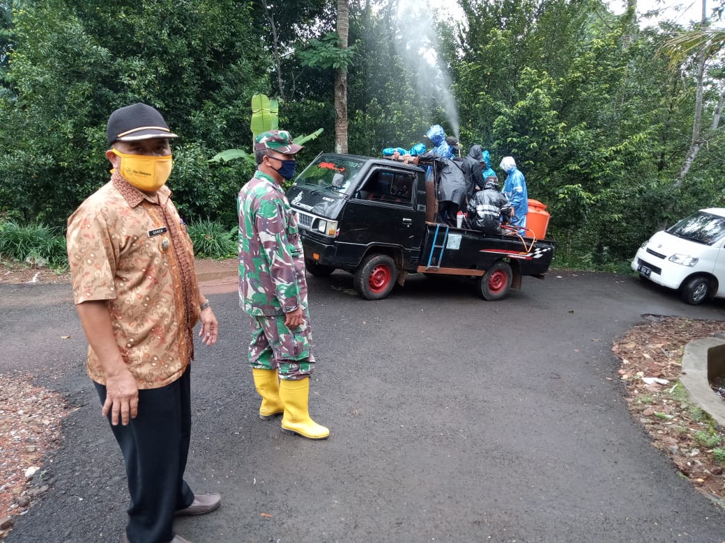 Penyemprotan Fasilitas Umum di Desa Sumpinghayu