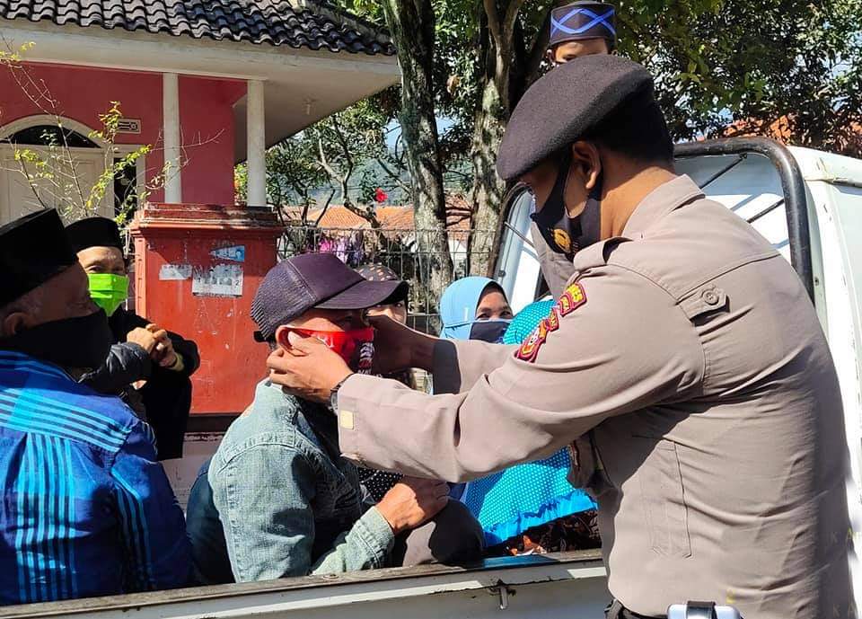 Terapkan Disiplin Protokol Kesehatan, Polres Majalengka Bagikan Masker Pada Pengguna Jalan