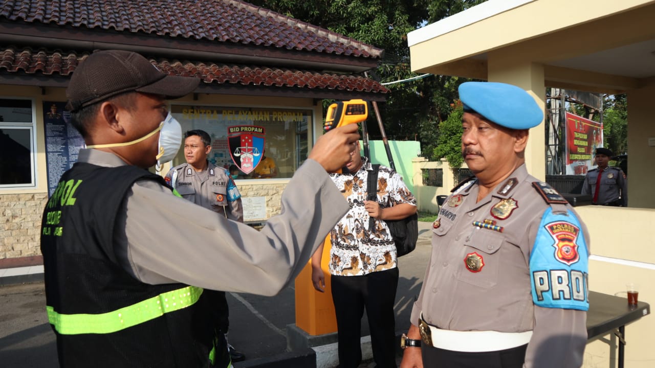 Tim Urkes Polres Indramyu Cek Suhu Tubuh Setiap Personil Dan Tamu Yang Akan Memasuki Mako Polres Indramayu 