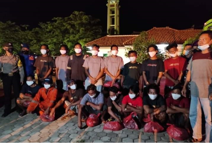 Korban Selamat ABK KM Bintang Jaya Mandiri yang Terbakar di Perairan Utara laut Jawa Tiba di Indramayu