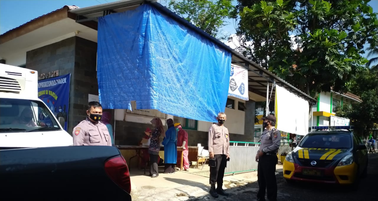 Antisisipasi Hal-Hal yang Tidak Diinginkan, Polsek Ujungjaya Polres Sumedang Kawal Distribusi Vaksin   