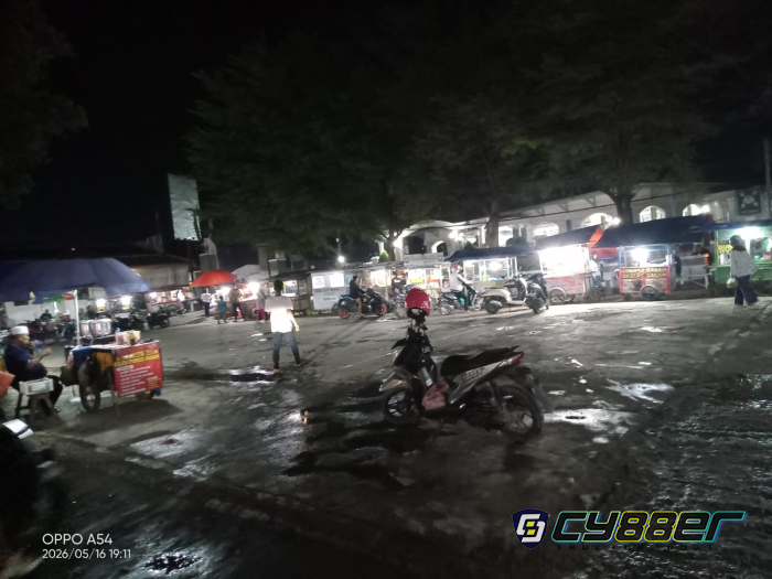 Warga Sukaraja Wetan Pertanyakan Pemasukan dari Para Pedagang dan Parkir di Depan Kantor Desa