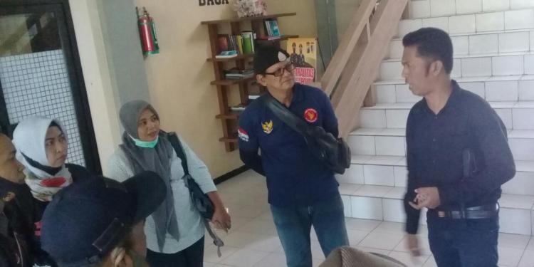 Oknum Mengaku Wartawan Kenakan Kaos Berlogo LSM Siti Jenar Diduga Peras NH, Eko Febrianto Geram!