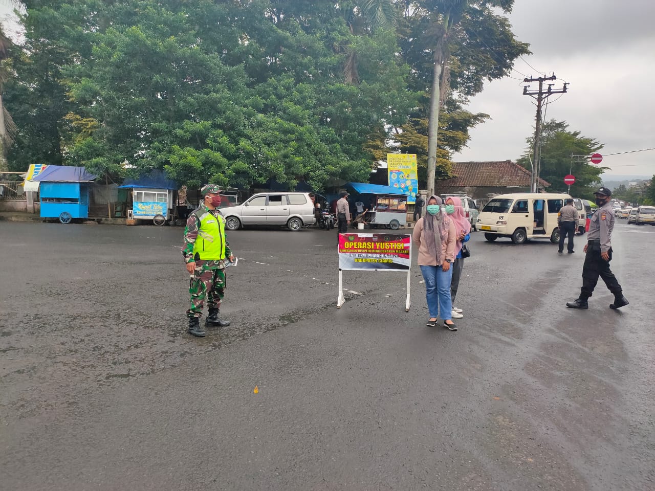 Kepolisian Sektor Ciamis Polres Ciamis Polda Jabar Gencar Mengedukasi Warga Untuk Selalu Menerapakan Protokol Kesehatan
