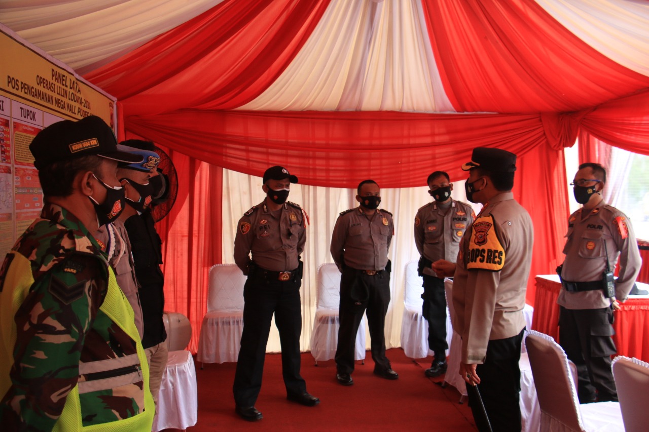 Kapolres Karawang Polda Jabar Terjun Langsung Cek Pos Pengamanan Pelayanan Terpadu Natal dan Tahun Baru