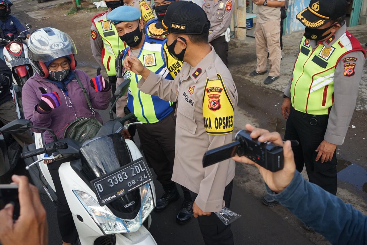 Disiplinkan Protokol Kesehatan, Polres Cimahi Bagikan Masker dan Hand Sanitizer