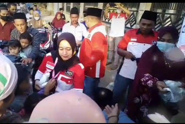 Bupati LIRA OD Bagi Takjil dan Masker Gratis