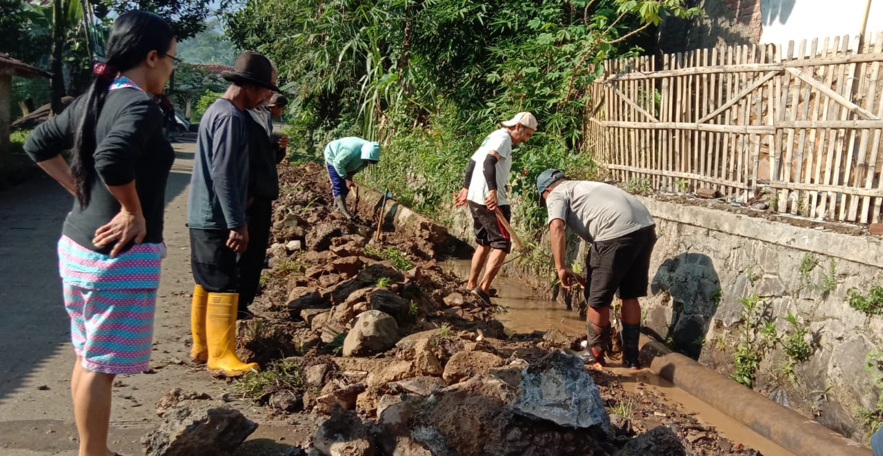 Saluran Irigasi di Sindangpanon yang Kerap Meluap dan Membuat Rumah Warga Kebanjiran Mulai Dibangun