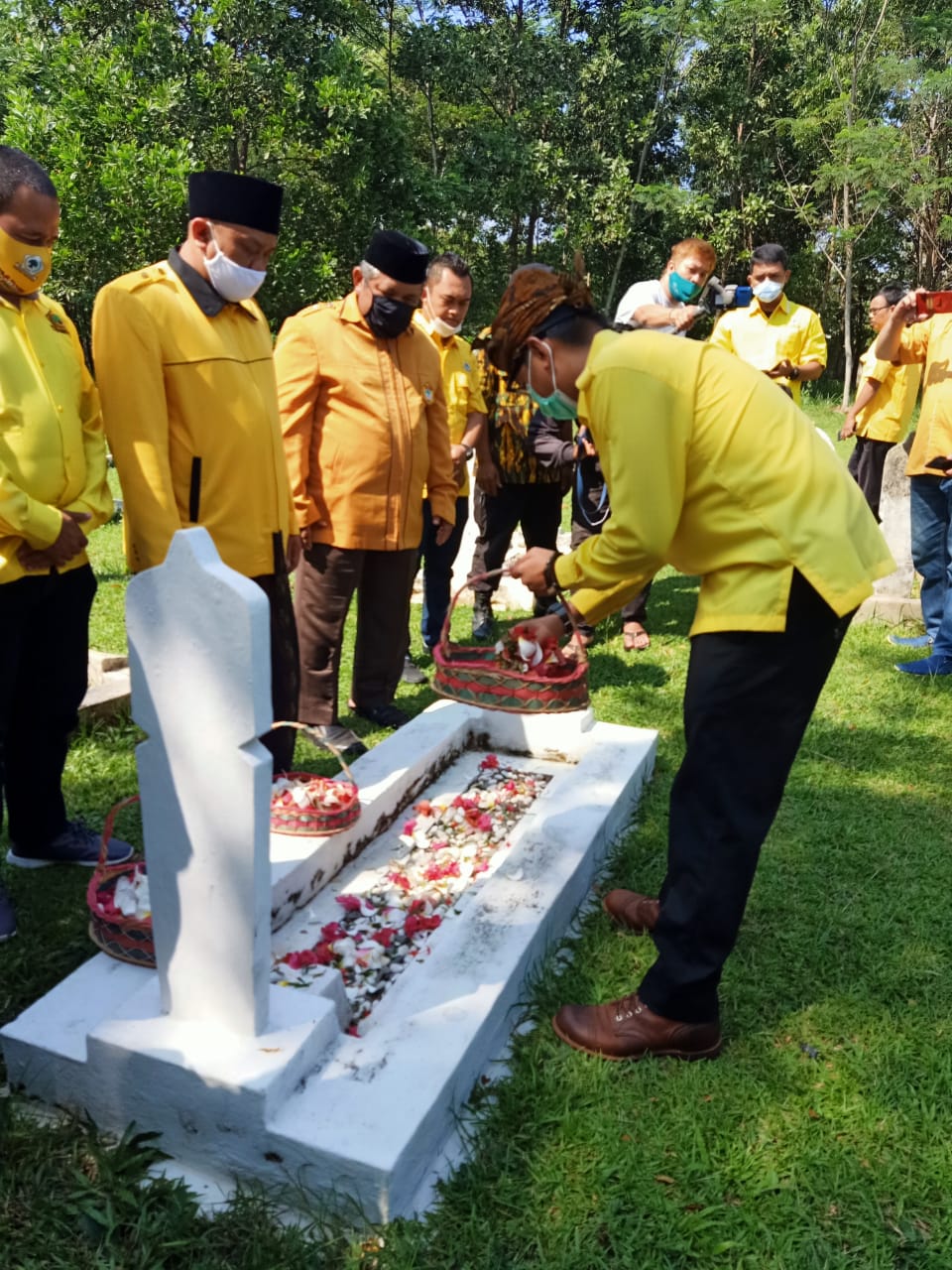 Memperingati HUT Golkar ke 56, DPD Golkar Berziarah ke TMP Sirnaraga Purwakarta