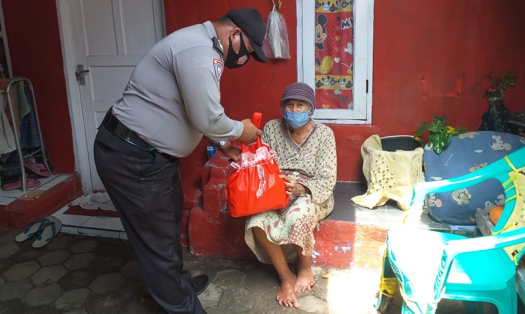 5 Warga Tak Mampu Dapat Bansos dari Kapolres Cirebon Kota Polda Jabar