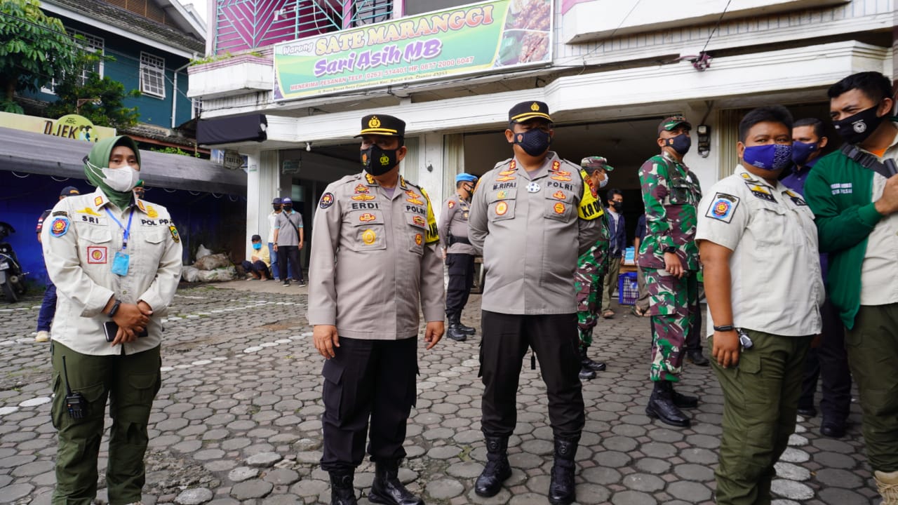 Kabid Humas Polda Jabar bersama Kapolres Cianjur Bagi-Bagi Masker dan Cek Pelaksanaan PPKM