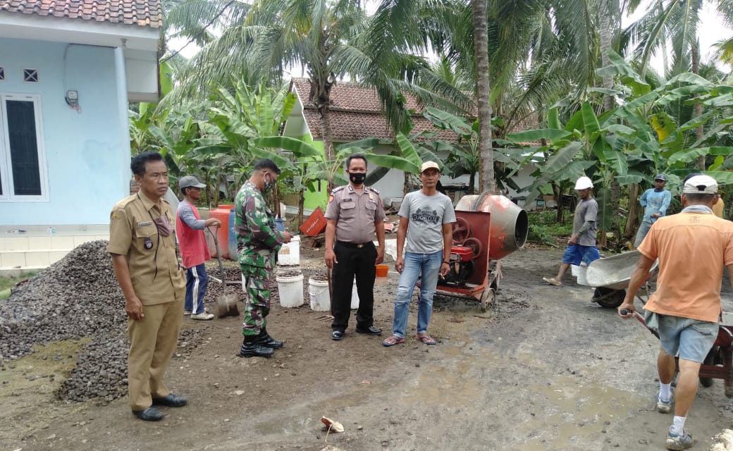 Bhabinkamtibmas Bersama Babinsa Desa Karangsari, Melaksanakan Pengecekan Pengecoran Jalan 