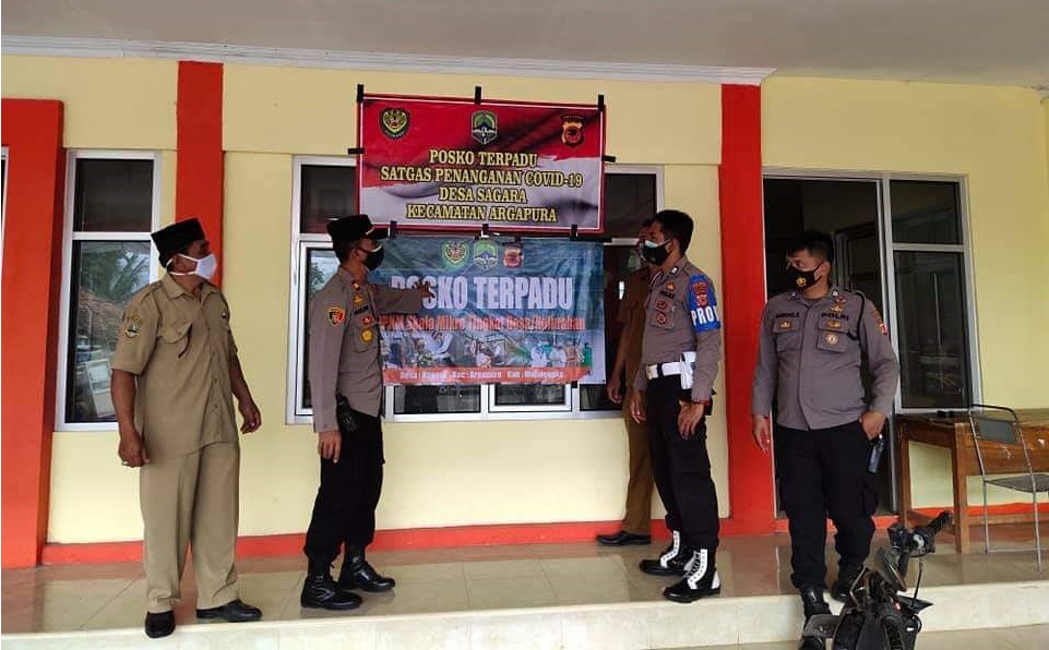 Pantau Perkembangan Siatuasi, Personel Polres Majalengka Polda Jabar Kunjungi Posko Terpadu Penanganan Covid-19 Desa Sagara