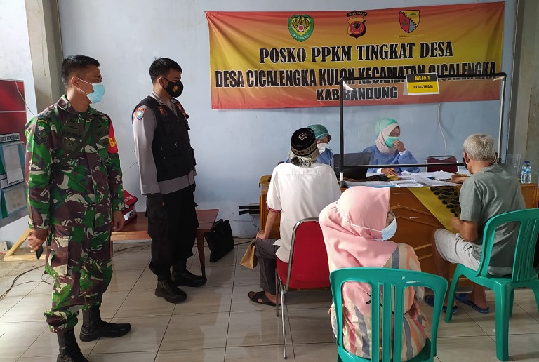 Pantau Vaksinasi Lansia, Bhabinkamtibmas Desa Cicalengka Kulon Bersama Babinsa Minta Warga Tak Percaya Hoaks
